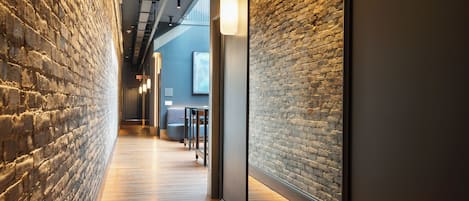 Großer Kühlschrank, Mikrowelle, Ofen, Herdplatte