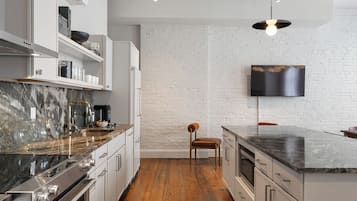 Geladeira grande, micro-ondas, fogão, cooktop