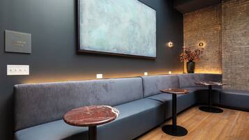 Full-sized fridge, microwave, oven, stovetop