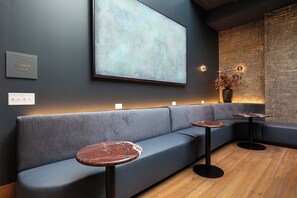 Full-sized fridge, microwave, oven, stovetop