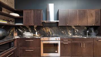 Full-sized fridge, microwave, oven, stovetop