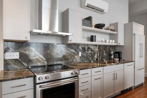 Refrigerador con freezer, microondas, horno, placa de cocina