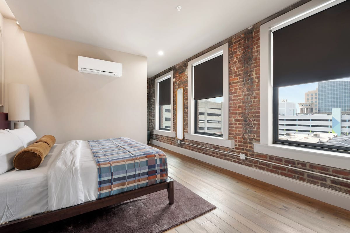Premium bedding, iron/ironing board, free WiFi, bed sheets