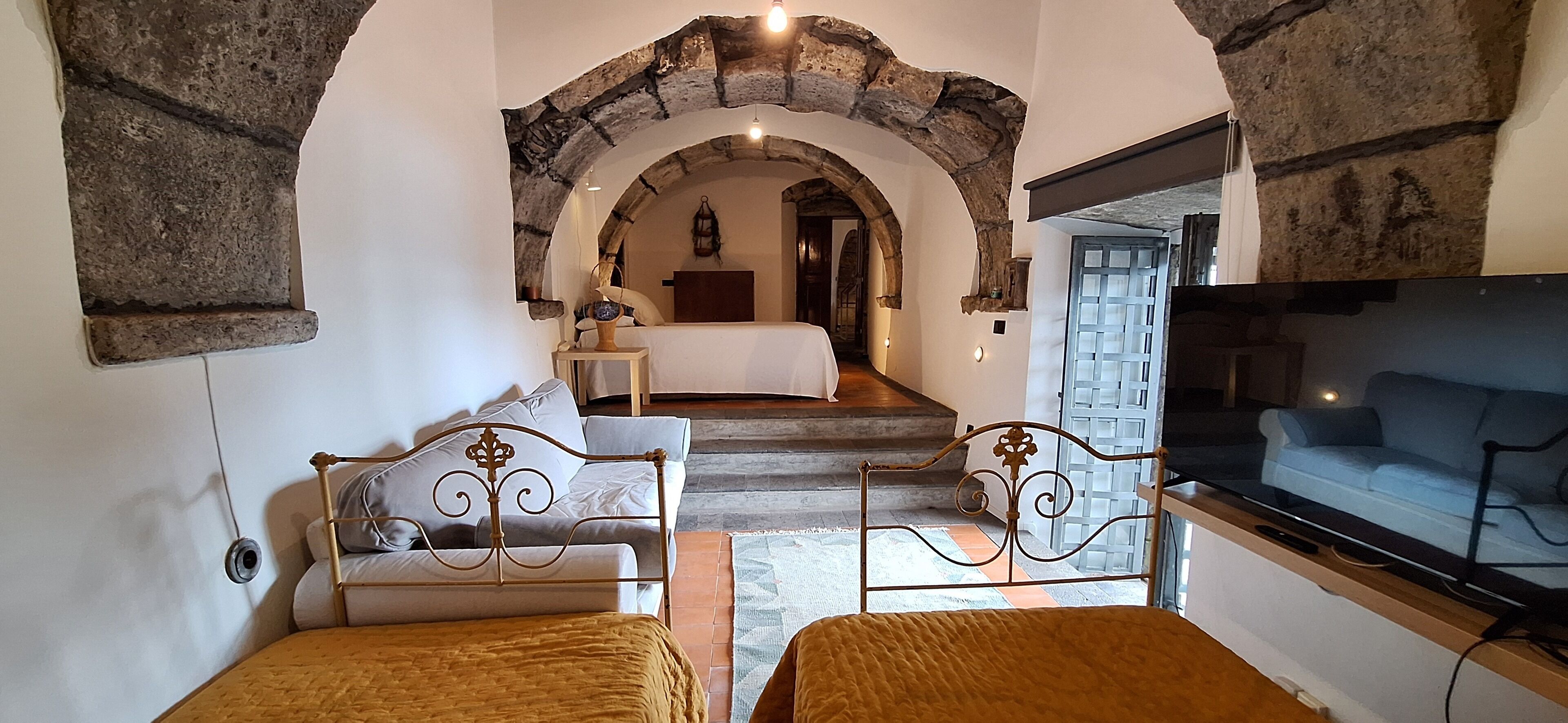 6 bedrooms, iron/ironing board, WiFi, bed sheets