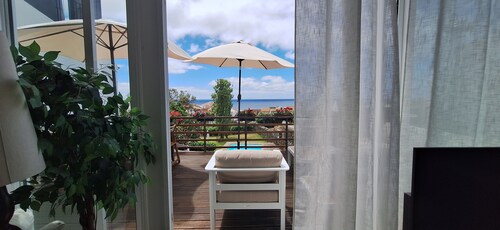 Maison Açorienne en Pierre – Rénovée avec un Design Contemporain