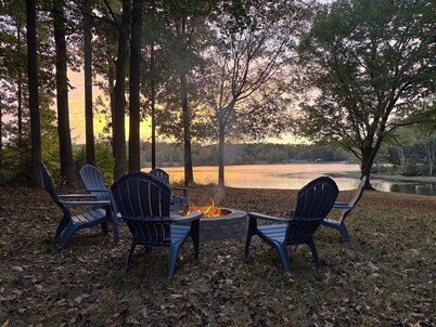 Waterfront Lake Anna Getaway - 3BR, 2.5BA w/ Kayaks, Firepit, & Family Fun