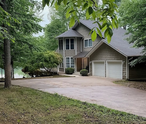Waterfront Lake Anna Getaway - 3BR, 2.5BA w/ Kayaks, Firepit, & Family Fun