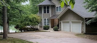 Waterfront Lake Anna Getaway - 3BR, 2.5BA w/ Kayaks, Firepit, & Family Fun