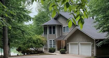 Waterfront Lake Anna Getaway - 3BR, 2.5BA w/ Kayaks, Firepit, & Family Fun