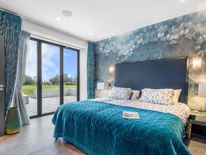 5 bedrooms, iron/ironing board, free WiFi, bed sheets - Suaimhneas Villa with Castle and Sea Views (Clifden)