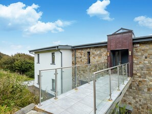 Property grounds - Suaimhneas Villa with Castle and Sea Views (Clifden)