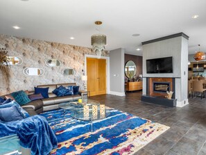TV, fireplace