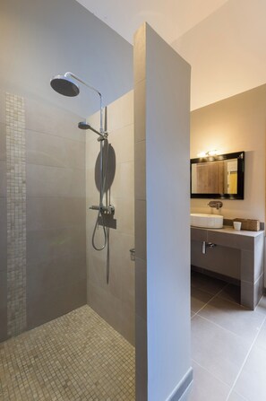 Douche, sèche-cheveux, bidet, serviettes fournies