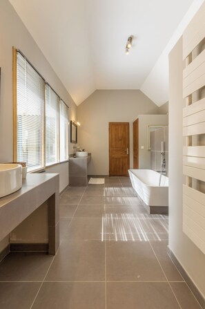 Dusche, Haartrockner, Bidet, Handtücher