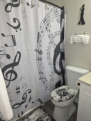 مجففات شعر، مناشف، صابون، ورق حمّام