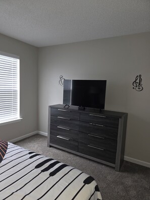 2 bedrooms, iron/ironing board, WiFi