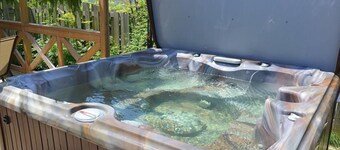 The Lake Erie Retreat | Fall Getaway w/ Hot Tub, Fire Pit & Beach Views