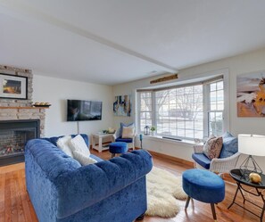 Smart-tv, eldstad och böcker