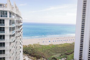 On the beach - Luxury Beachfront Fully Furnished Wellness Residence Condo in Singer Island!! (Riviera Beach)