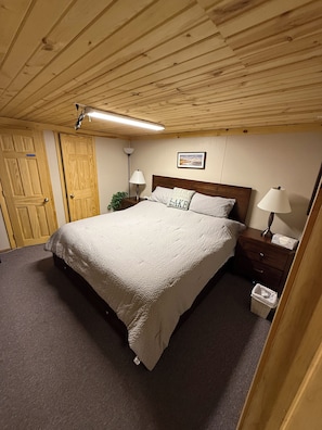 5 bedrooms, iron/ironing board, WiFi, bed sheets