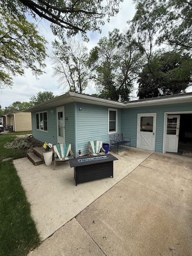 Enchanting 5-bedroom 7 bed house with AC in Arnolds- walk to all the attractions