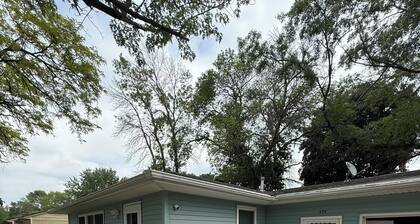 Enchanting 5-bedroom 7 bed house with AC in Arnolds- walk to all the attractions