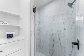 Dusche, Haartrockner, Handtücher, Seife