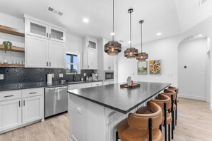 冰箱、微波炉、烤箱、炉灶