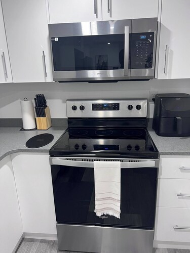 Spacious living room, King Size bed. 2 mins from the Regina  airport .