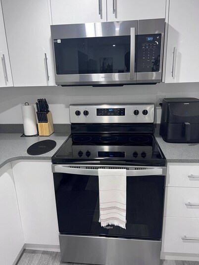 Spacious living room, King Size bed. 2 mins from the Regina  airport .