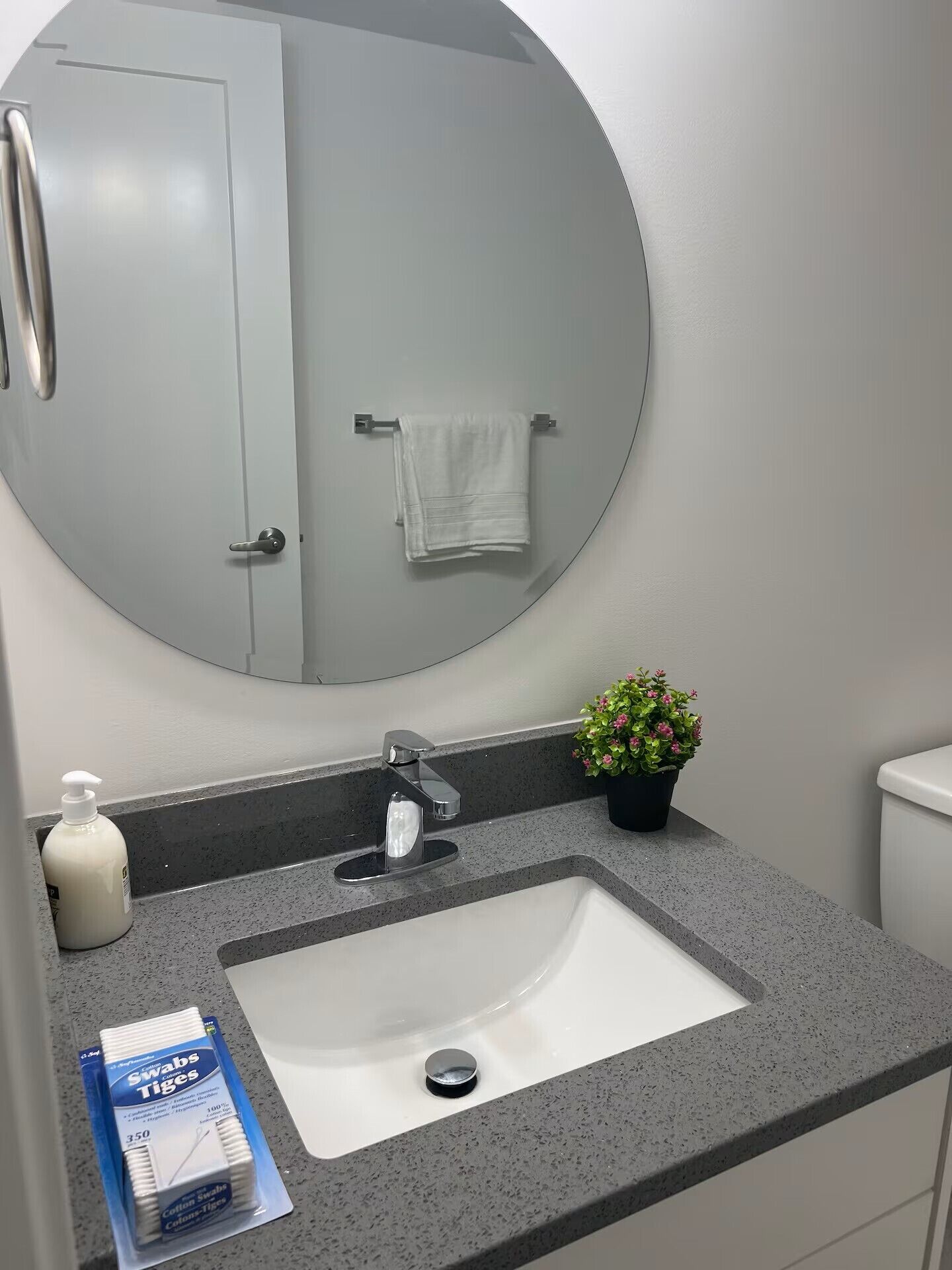 Sèche-cheveux, serviettes fournies, savon, papier toilette