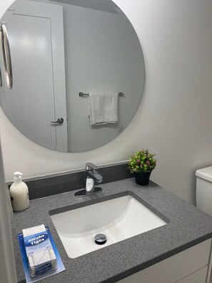 ヘアドライヤー、タオル、石鹸、トイレットペーパー