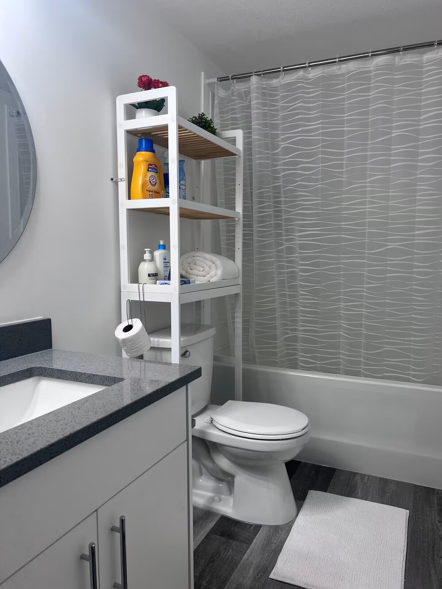 Sèche-cheveux, serviettes fournies, savon, papier toilette