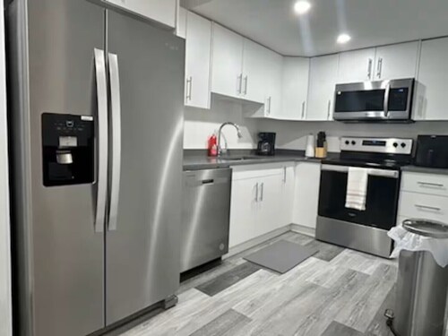 Spacious living room, King Size bed. 2 mins from the Regina  airport .