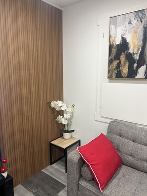 Living area - Spacious living room, King Size bed. 2 mins from the Regina  airport . (Regina)