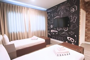 4 soverom, skrivebord, strykejern/-brett og reiseseng for barn