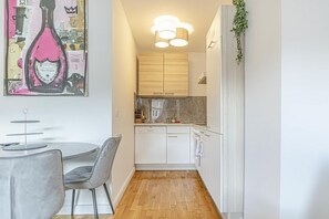 Jääkaappi, uuni, liesi, astianpesukone