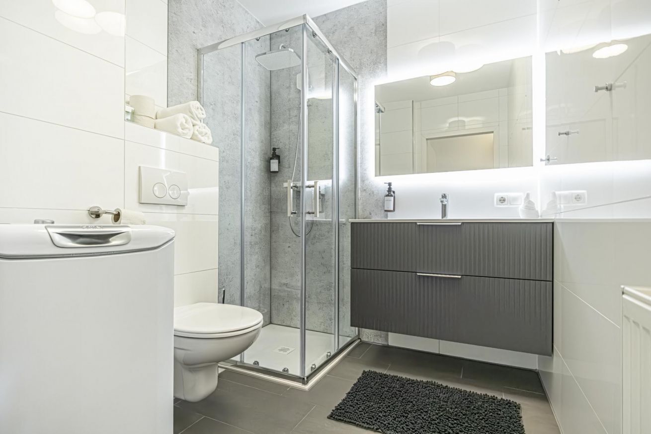 Douche, séchoir à cheveux, serviettes fournies, savon
