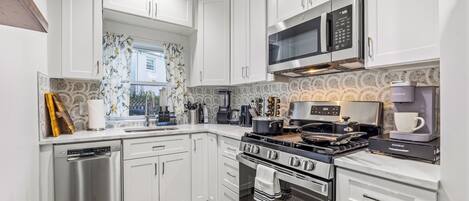 Réfrigérateur, four à micro-ondes, un four, surface de cuisson