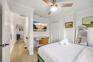 Desk, iron/ironing board, travel crib, free WiFi - ~5 Min Walk To Metro ~  Free Parking ~ Floyds Freedom~ (Alexandria)