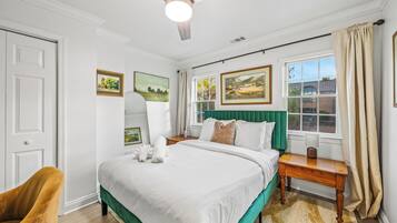 2 quartos, escrivaninha, ferros/tábuas de passar roupa, berço de viagem