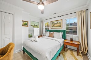 2 quartos, escrivaninha, ferros/tábuas de passar roupa, berço de viagem