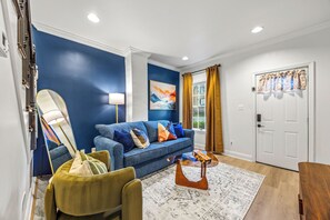 Smart TV - ~5 Min Walk To Metro ~  Free Parking ~ Floyds Freedom~ (Alexandria)