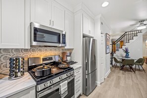 Fridge, microwave, oven, stovetop - ~5 Min Walk To Metro ~  Free Parking ~ Floyds Freedom~ (Alexandria)