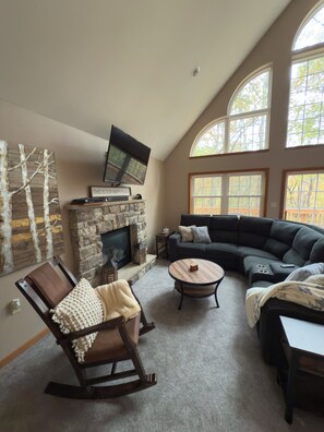Smart TV, fireplace, video games, DVD player - Chickadee Retreat - Creekside Pocono Forest, fireplace, games, pool, lakes (Albrightsville)