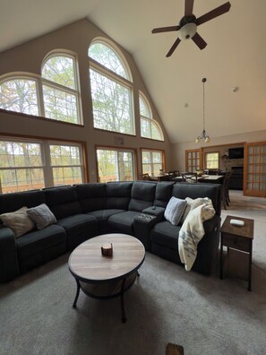 Smart TV, fireplace, video games, DVD player - Chickadee Retreat - Creekside Pocono Forest, fireplace, games, pool, lakes (Albrightsville)