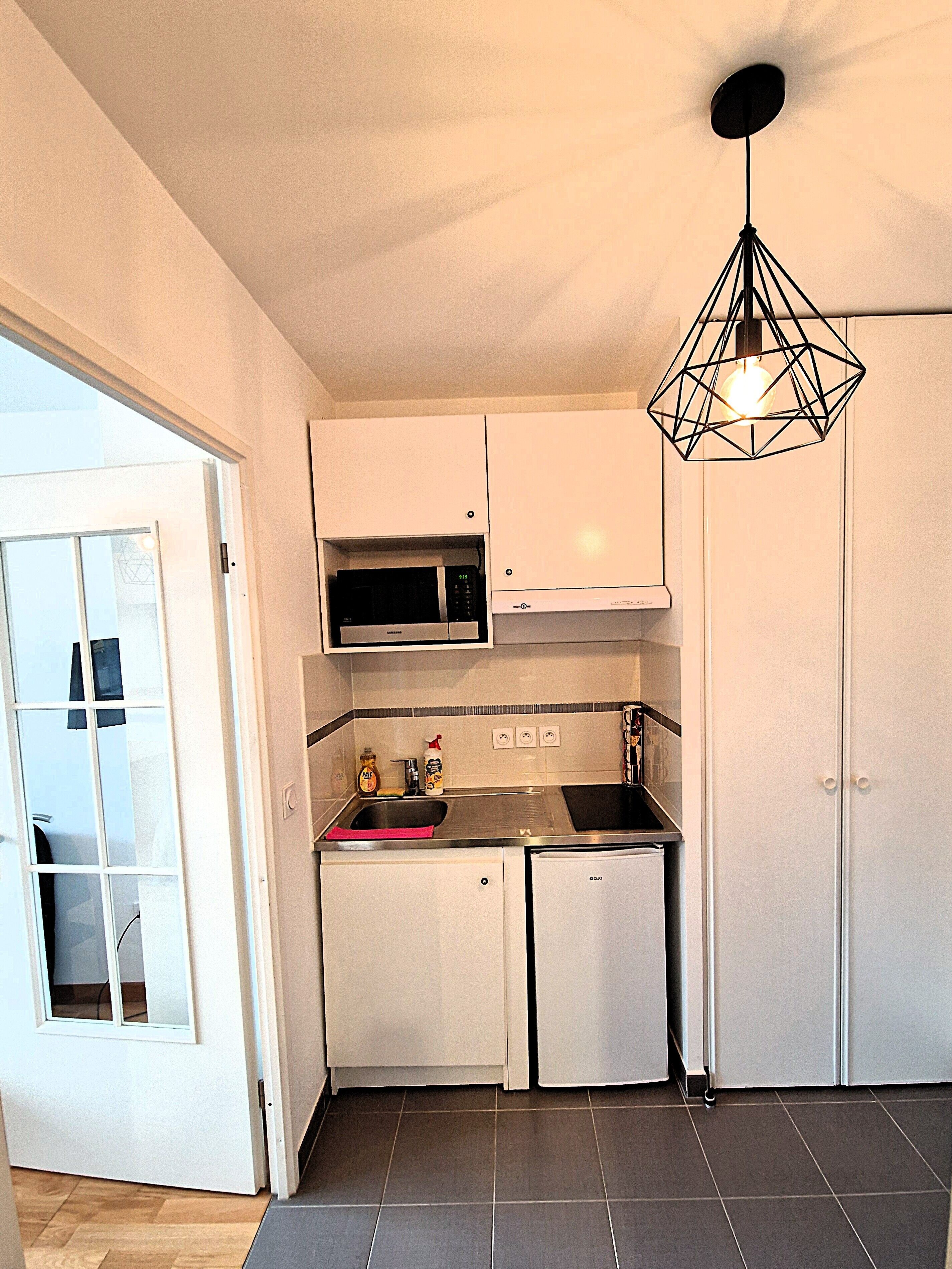 Kühlschrank, Mikrowelle, Herdplatte, Wasserkocher mit Kaffee-/Teezubehör