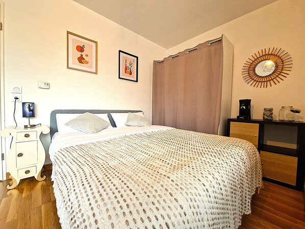 1 chambre, bureau, fer et planche à repasser, Wi-Fi gratuit