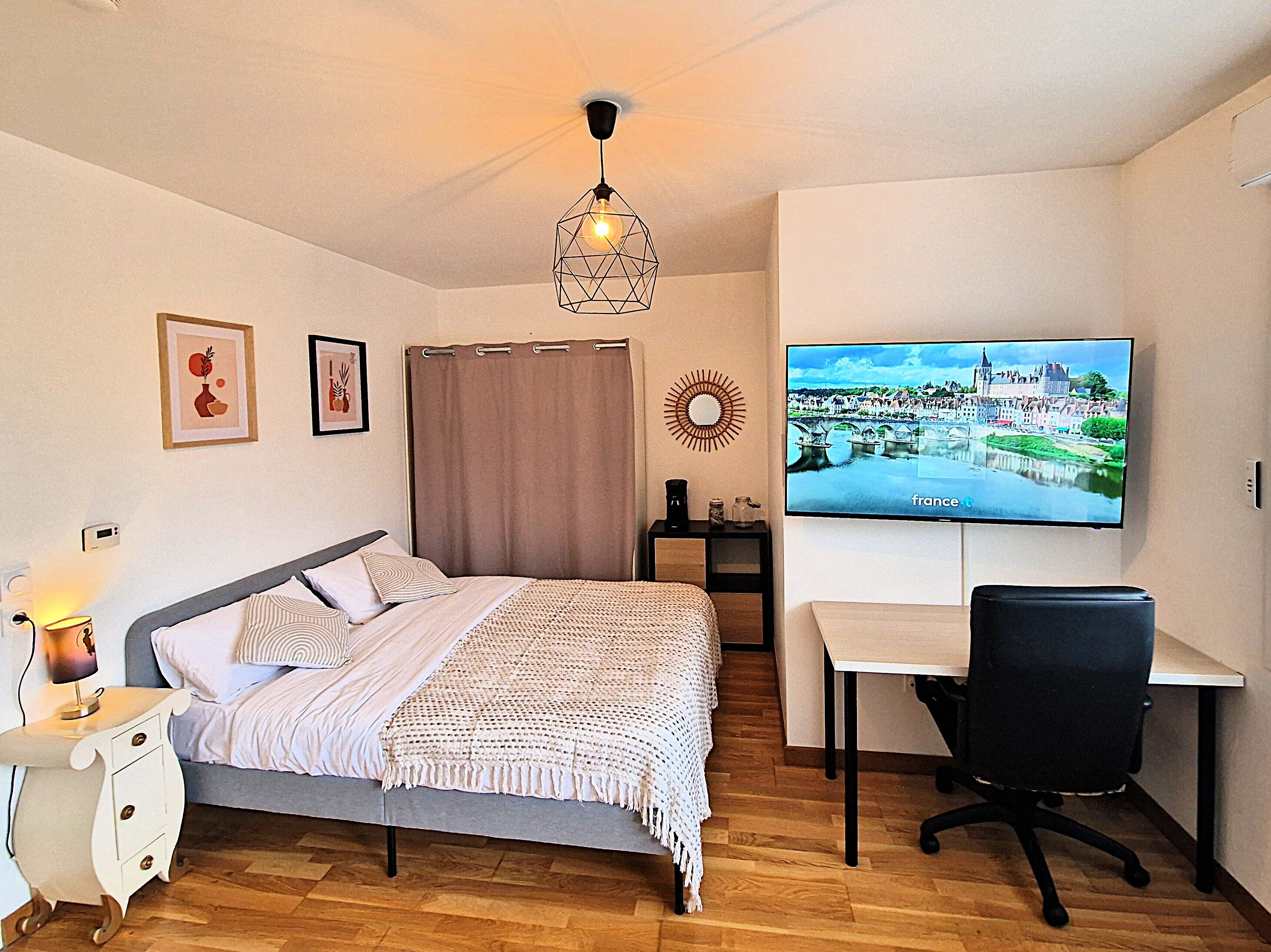 1 habitación, escritorio, tabla de planchar con plancha y wifi gratis 