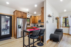 Réfrigérateur, four à micro-ondes, un four, surface de cuisson